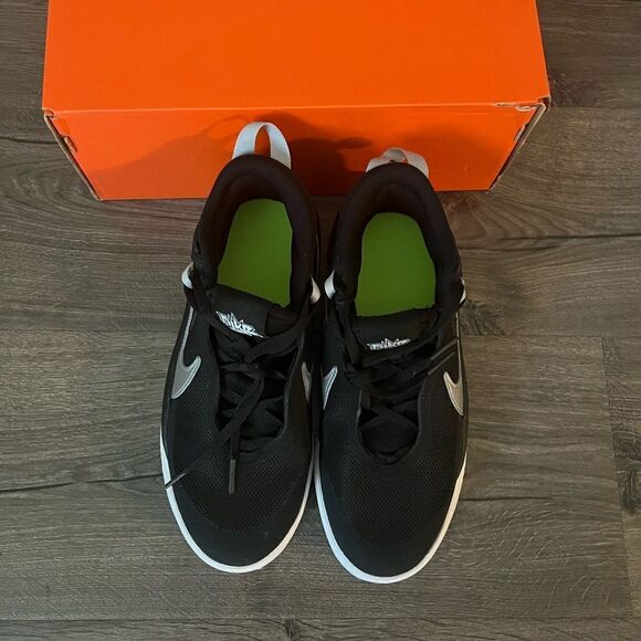 Nike Team Hustle D 10 Grade School Kids' Basketball Shoes - Picture 2 of 5